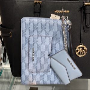 MICHAEL KORS JET SET ITEM LG 2 in 1 CARD CASE & WRISTLET
Pale Blue 
NWT
